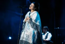 Cazzu lucio un poncho original de Los Kjarkas