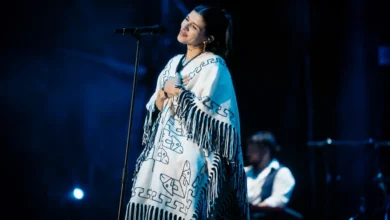 Cazzu lució un poncho original de Los Kjarkas en Bolivia? Cazzu lucio un poncho original de Los Kjarkas