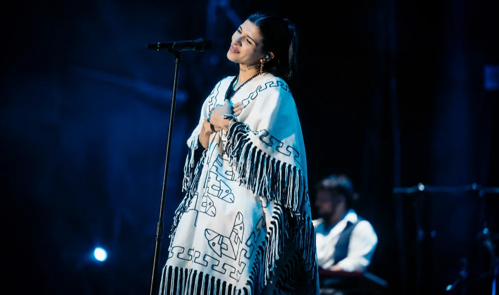 Cazzu lució un poncho original de Los Kjarkas en Bolivia? Cazzu lucio un poncho original de Los Kjarkas