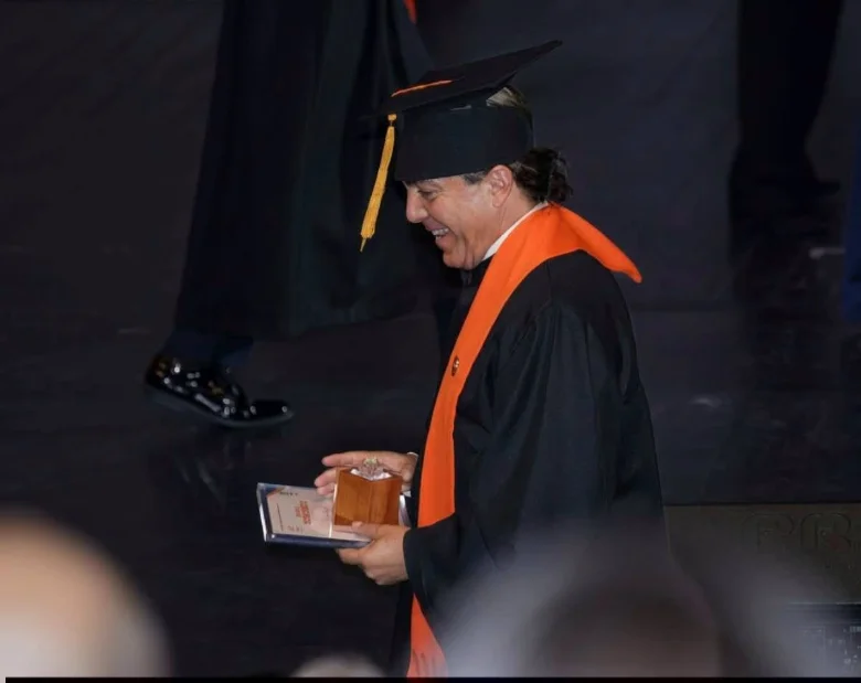 Cristian Castro Se Gradúa: El Cantante Termina La Prepa Cristian Castro Se Gradua a los 51