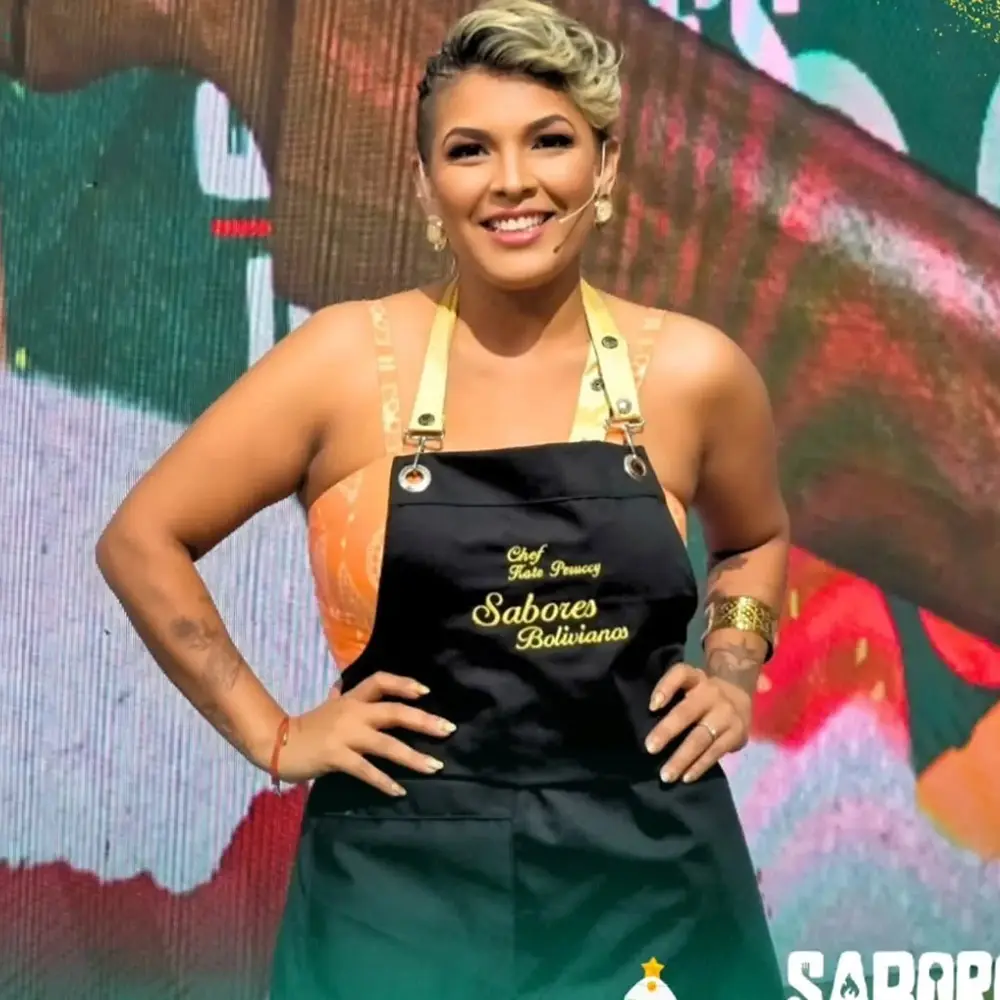 Sabores Bolivianos Estrena Chef Katerine Peruccy Llega a Red Uno Katerine Peruccy nueva chef de Sabores Bolivianos Red Uno sonriendo en la cocina.