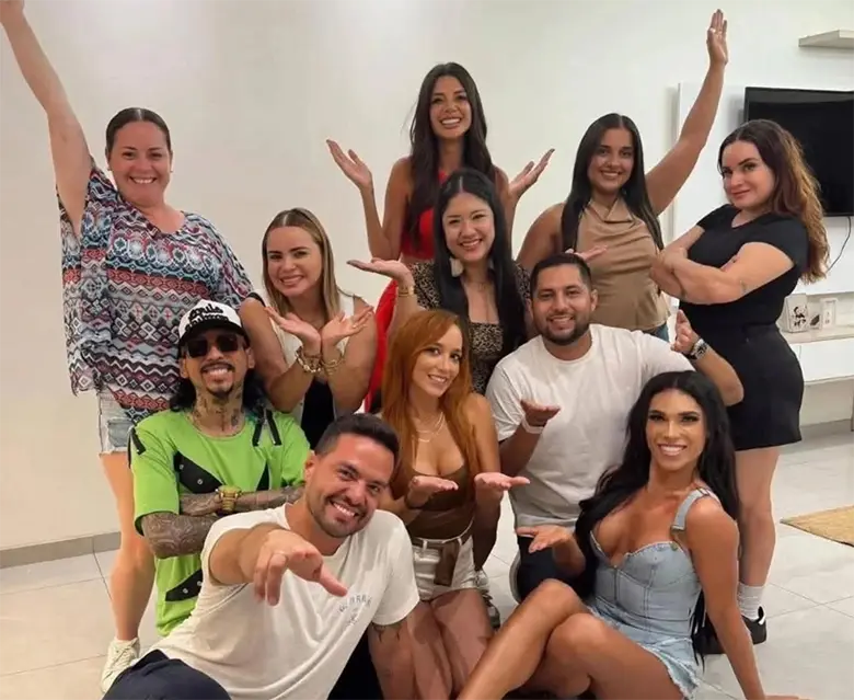 Reencuentro de Integrandes de Unitoons El Baile y Foto Viral que Emociona Expresentadores de Unitoons posando sonrientes recreando una fotografía antigua grupal llena de nostalgia.