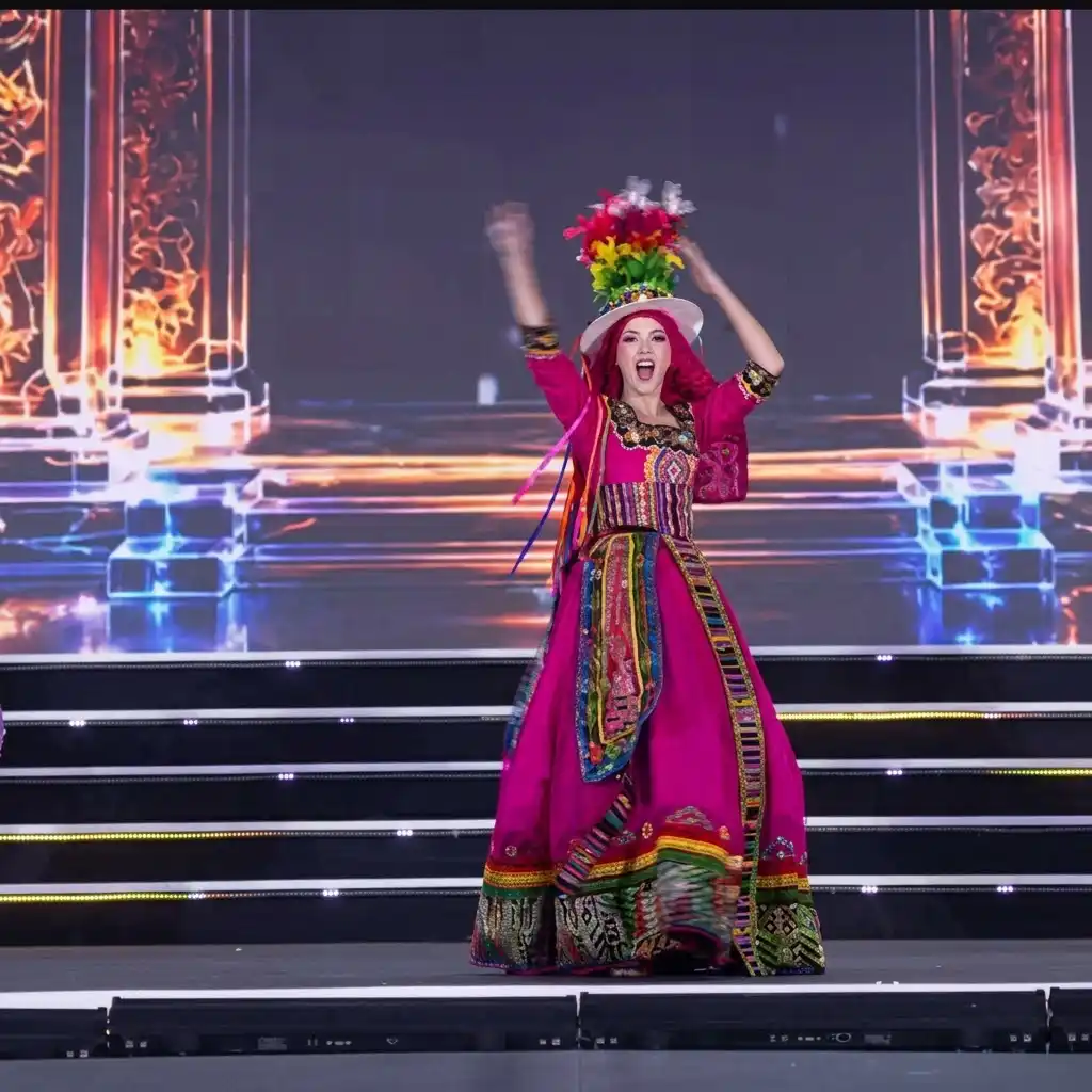 Vanessa Kraljevic impacta con traje de Tinku en Miss Mundo Vanessa Kraljevic impacta con traje de Tinku en Miss Mundo
