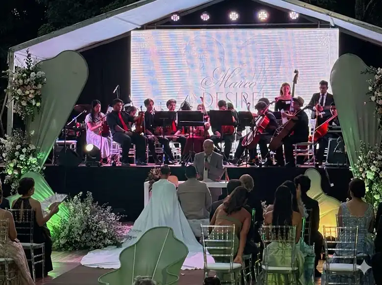 Desiree Durán Se Casa con Marco Núñez Desiree Durán vestida de novia junto a su esposo Marco Núñez del Arco en su boda religiosa.